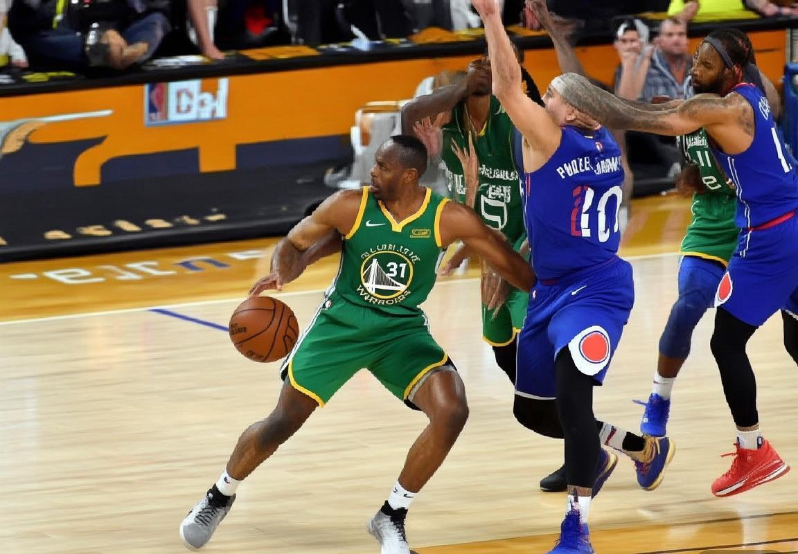 2018勇士快船巅峰对决：NBA经典战火瞬间回顾(图4)